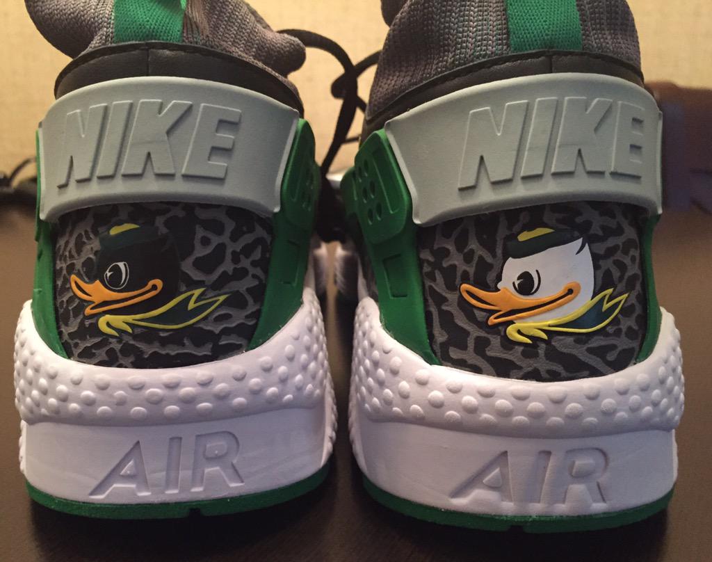 Nike-Made-Exclusive-Huaraches-for-the-Oregon-Ducks-3