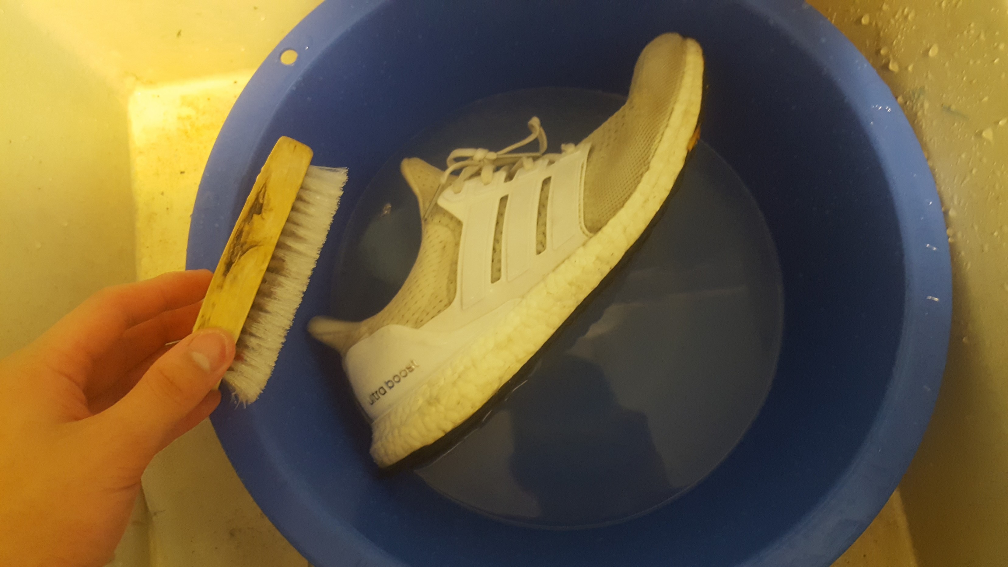 Замшевые кроссовки в стиральной машине. Стерся кроссовок. Мытье кроссовок. Кроссовки из моющегося материала. Моет кроссовки.