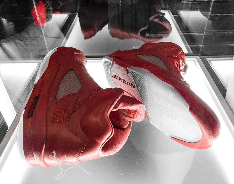 air-jordan-banned-all-red-display-5_wdends
