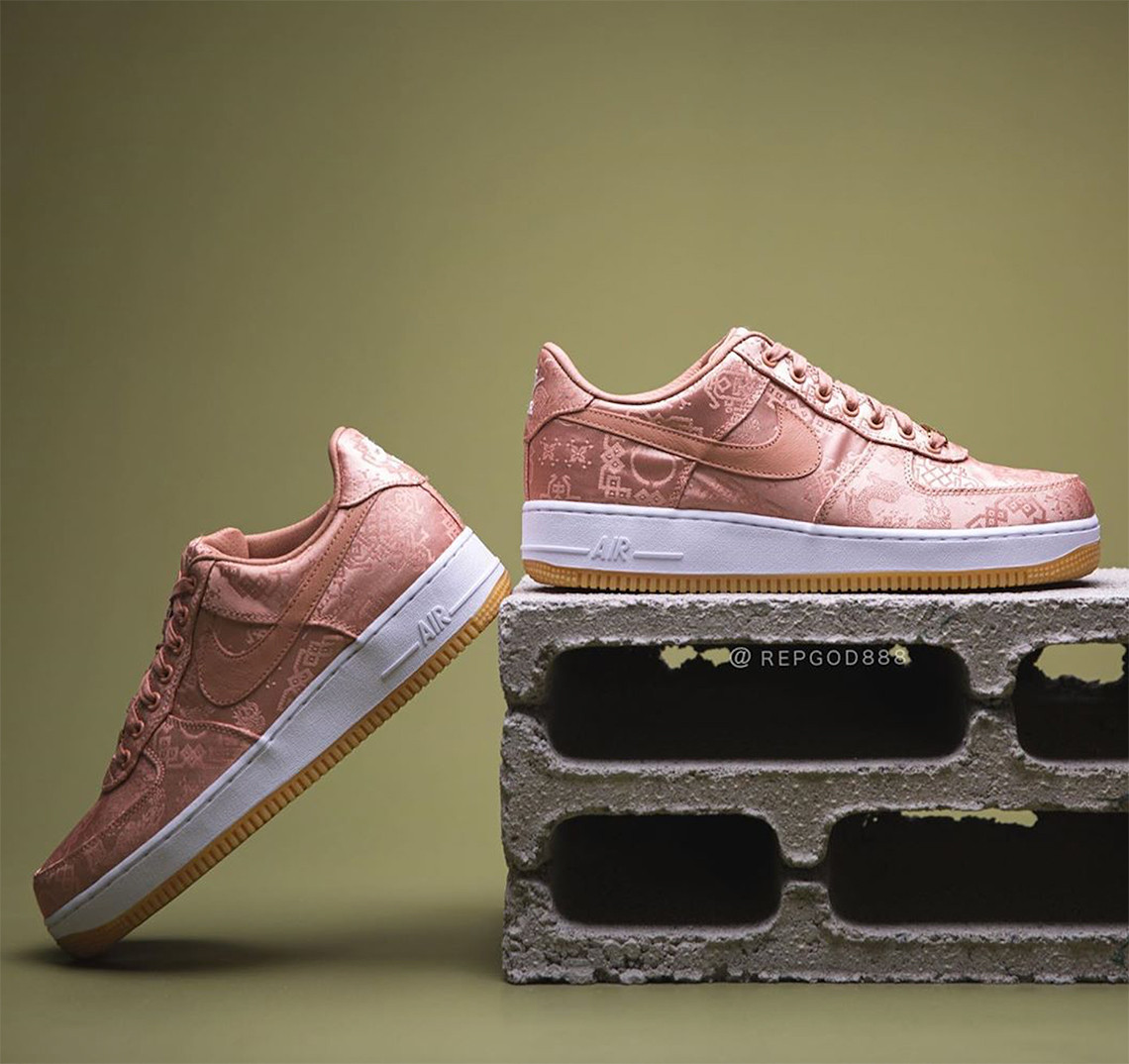 CLOT x Nike AF1 Low phối màu “Rose Gold” là sản phẩm được các tín đồ giày thể thao yêu mến nhất hiện nay. Với tông màu vàng hồng độc đáo và thiết kế tinh xảo, đôi giày này sẽ làm bạn thích thú ngay từ cái nhìn đầu tiên. Hãy cùng khám phá hình ảnh chi tiết của đôi giày CLOT x Nike AF1 Low để có trải nghiệm thật tuyệt vời.
